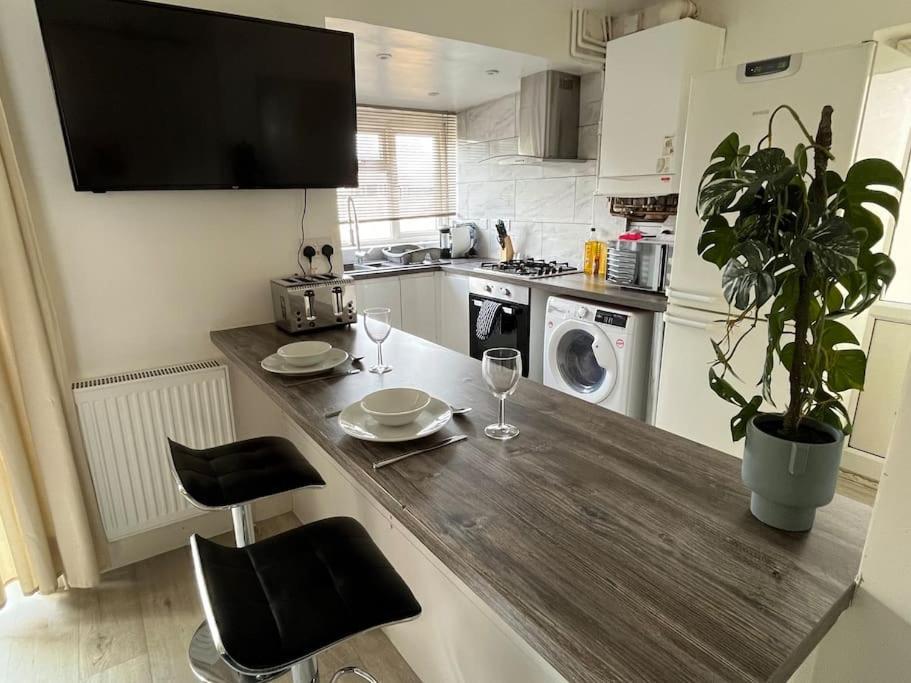 Modern 4-Bed House With Garden & Parking Coventry Exterior foto