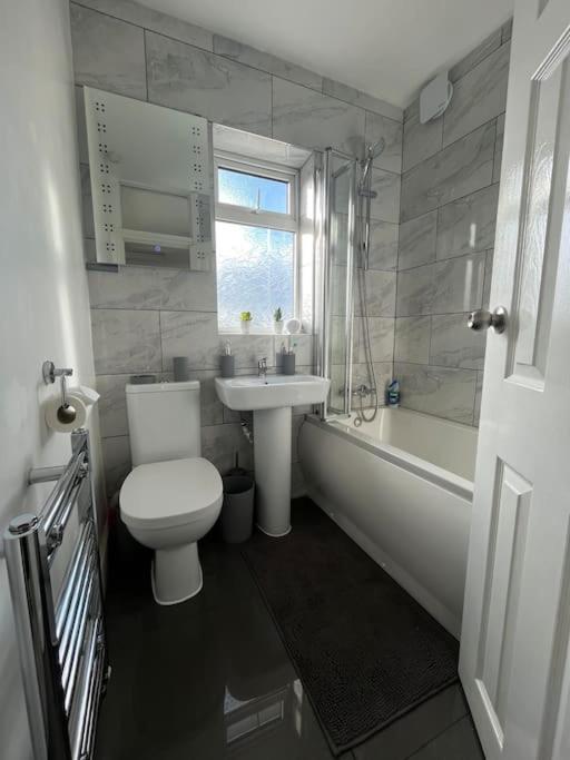 Modern 4-Bed House With Garden & Parking Coventry Exterior foto
