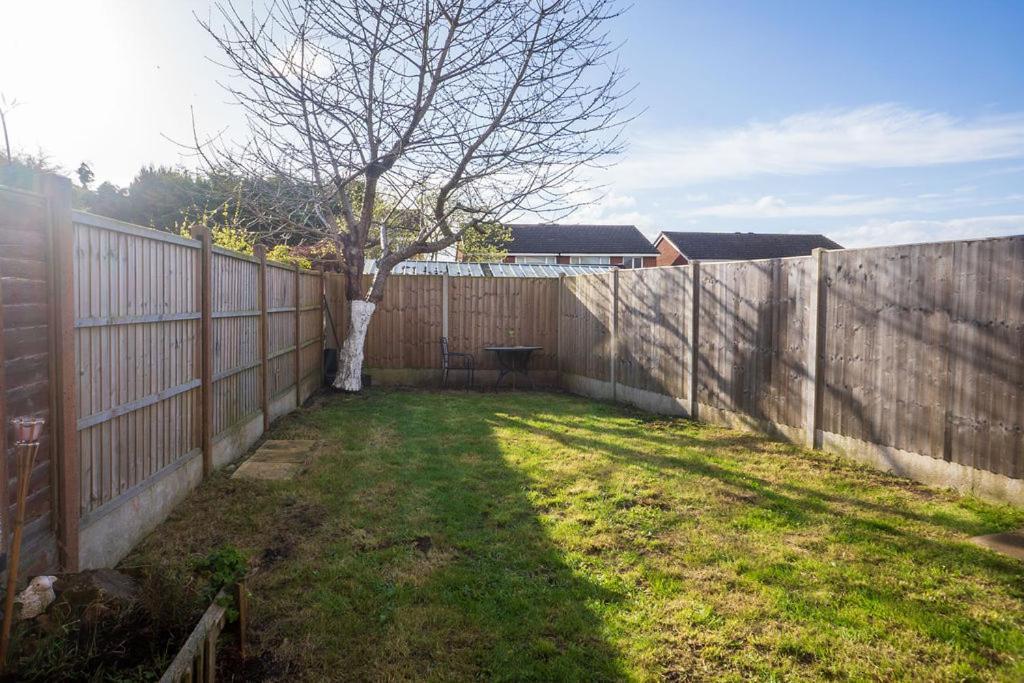 Modern 4-Bed House With Garden & Parking Coventry Exterior foto