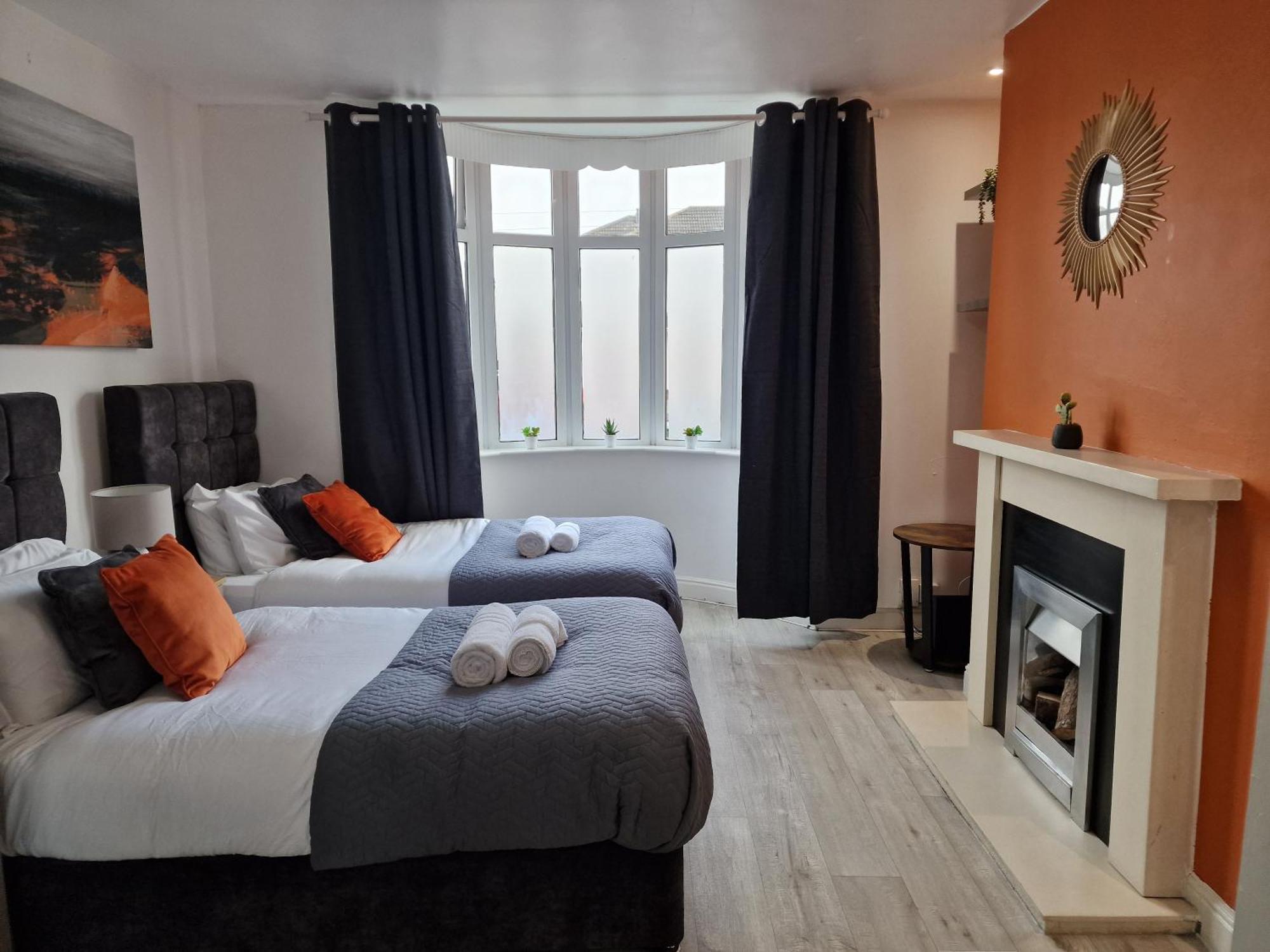 Modern 4-Bed House With Garden & Parking Coventry Exterior foto